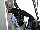 Der Pilot übernimmt das technisch gecheckte Luftfahrzeug. (Bild öffnet sich in einem neuen Fenster)