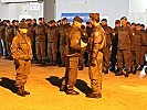 Generalmajor Dorfer, 2.v.l., gratulierte den Fliegersoldaten. (Bild öffnet sich in einem neuen Fenster)
