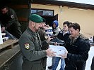 Bewohner von Pazaric helfen beim Ausladen. (Bild öffnet sich in einem neuen Fenster)