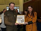 Übergabe einer Dankesurkunde an das CIMIC-Team. (Bild öffnet sich in einem neuen Fenster)