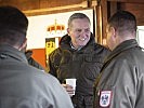 Mario Kunasek im Gespräch mit Soldaten. (Bild öffnet sich in einem neuen Fenster)