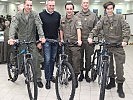 Geschenksübergabe an EUFOR-Soldaten. (Bild öffnet sich in einem neuen Fenster)