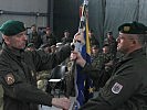 Oberstleutnant Oliver Pilles übergibt die Insignie des Bataillons. (Bild öffnet sich in einem neuen Fenster)