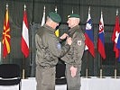 Oberstleutnant Oliver Pilles wird die Einsatzmedaille verliehen. (Bild öffnet sich in einem neuen Fenster)
