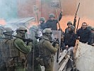 Die Soldaten gehen trotz massiven Widerstandes weiter vor. (Bild öffnet sich in einem neuen Fenster)