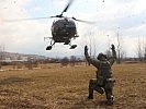 Der Notarzthubschrauber landet. (Bild öffnet sich in einem neuen Fenster)