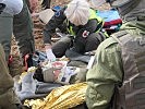 Die gelandete Notärztin begutachtet den verwundeten Soldaten. (Bild öffnet sich in einem neuen Fenster)