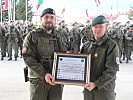 Generalmajor Martin Dorfer, r., bei der Übergabe des Zertifikats. (Bild öffnet sich in einem neuen Fenster)