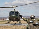Der AB 212-Helikopter wird beim Landen eingewiesen. (Bild öffnet sich in einem neuen Fenster)
