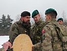 Oberstleutnant Alfred Sanz gratuliert zum guten Schießergebnis. (Bild öffnet sich in einem neuen Fenster)