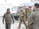 EUFOR-Kommandant Generalmajor Martin Dorfer, l., trifft ein. (Bild öffnet sich in einem neuen Fenster)