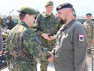 Generalleutnant Pulkkinen, l., zeigte sich begeistert. (Bild öffnet sich in einem neuen Fenster)