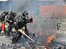 Die türkischen Soldaten beim Räumen der Barrikade. (Bild öffnet sich in einem neuen Fenster)