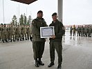 Generalmajor Martin Dorfer bei der Übergabe des Zertifikats. (Bild öffnet sich in einem neuen Fenster)
