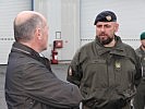 Oberstleutnant Alfred Sanz im Gespräch mit dem Nationalratspräsidenten. (Bild öffnet sich in einem neuen Fenster)