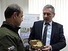 Übergabe eines Andenkens von Werner Kernmair an Borislav Jezeraskic. (Bild öffnet sich in einem neuen Fenster)
