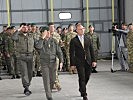 Generalmajor Martin Dorfer beim Abschreiten der Front. (Bild öffnet sich in einem neuen Fenster)