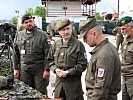 Generalmajor Reinhard Trischak erhält Infos. (Bild öffnet sich in einem neuen Fenster)