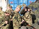 Der ungarische Generalstabskurs zeigt großes Interesse an der Waffenschau. (Bild öffnet sich in einem neuen Fenster)