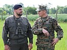 Oberstleutnant Alfred Sanz, l., im Gespräch. (Bild öffnet sich in einem neuen Fenster)