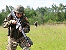 Bosnische Soldaten durchkämmen einen Geländeteil. (Bild öffnet sich in einem neuen Fenster)