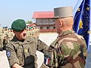 Der scheidende Kommandant, l., übergibt die EUFOR-Fahne. (Bild öffnet sich in einem neuen Fenster)