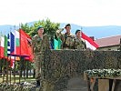 Das erste Fahrzeug der Parade mit den Flaggen der Nationen. (Bild öffnet sich in einem neuen Fenster)