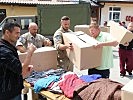 Auch die Bewohner halfen beim Entladen. (Bild öffnet sich in einem neuen Fenster)