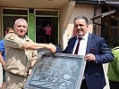 Das CIMIC-Team erhält ein selbst angefertigtes Bild. (Bild öffnet sich in einem neuen Fenster)