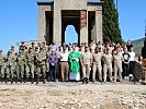 Das Gruppenfoto nach der gemeinsamen Feldmesse. (Bild öffnet sich in einem neuen Fenster)