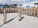 Meldung an EUFOR-Kommandant Generalmajor Trischak, l. (Bild öffnet sich in einem neuen Fenster)