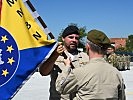 Oberstleutnant Sanz, l., übergibt die Insignie. (Bild öffnet sich in einem neuen Fenster)