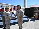 Die Einsatzmedaille wird durch Generalmajor Trischak, l., verliehen. (Bild öffnet sich in einem neuen Fenster)