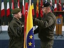 Übergabe der Insignien an Oberstleutnant Steingreß. (Bild öffnet sich in einem neuen Fenster)