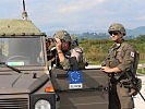 Die Situation vor dem LOT-Haus wird durch einen Soldaten beobachtet. (Bild öffnet sich in einem neuen Fenster)