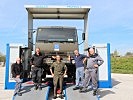 Die Techniker mit ihrem mobilen Prüfstand. (Bild öffnet sich in einem neuen Fenster)
