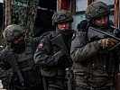 Aufreihen der Soldaten vor dem Eindringen in einen Raum. (Bild öffnet sich in einem neuen Fenster)