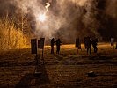 Bei Dunkelheit kann mittels Leuchtgranate das Gefechtsfeld erhellt werden. (Bild öffnet sich in einem neuen Fenster)
