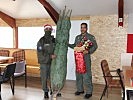 Übergabe von Christbaum und Weihnachtsschmuck bei der Hubschrauberstaffel. (Bild öffnet sich in einem neuen Fenster)