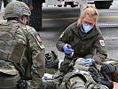 Übungsszenario: Das Notarztteam bei der Erstversorgung eines Verletzten. (Bild öffnet sich in einem neuen Fenster)