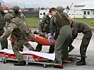 Übung: Abtransport des Verletzten. (Bild öffnet sich in einem neuen Fenster)