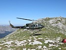 Ein Hubschrauber landet im gesäuberten Gebiet. (Bild öffnet sich in einem neuen Fenster)
