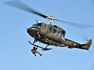 Ein AB-212 Helikopter des Heeres half bei der Suche. (Bild öffnet sich in einem neuen Fenster)