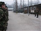 Der österreichische Task Force Kommandant begrüßt die Neuankömmlinge. (Bild öffnet sich in einem neuen Fenster)