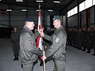 Generalleutnant Höfler, l., übergibt das Kommando an Oberst Holzer. (Bild öffnet sich in einem neuen Fenster)