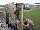 Soldaten errichten einen Sichtschutz. (Bild öffnet sich in einem neuen Fenster)