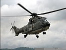 Ein Schweizer EUFOR-Hubschrauber landet im Camp. (Bild öffnet sich in einem neuen Fenster)