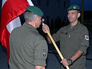 Hofbauer, r., übernimmt von Franzisci die Fahne und damit das Kommando. (Bild öffnet sich in einem neuen Fenster)