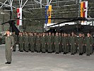 Hauptmann Geiger meldet das neue "Helikopter Detachment 4". (Bild öffnet sich in einem neuen Fenster)