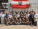 Die Besucher mit den österreichischen EUFOR-Soldaten. (Bild öffnet sich in einem neuen Fenster)